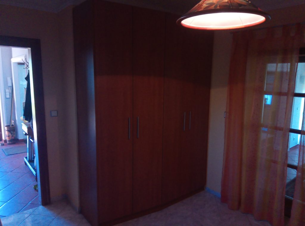Begehbare Garderobe aus Kirschholz 5