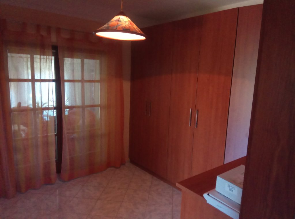 Begehbare Garderobe aus Kirschholz 2