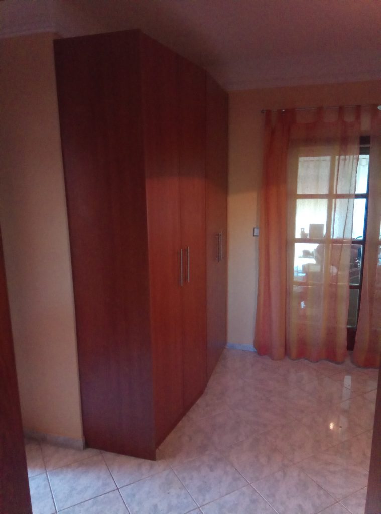 Begehbare Garderobe aus Kirschholz 1
